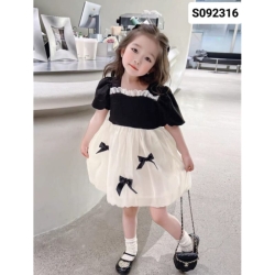 Small Black &amp; White D